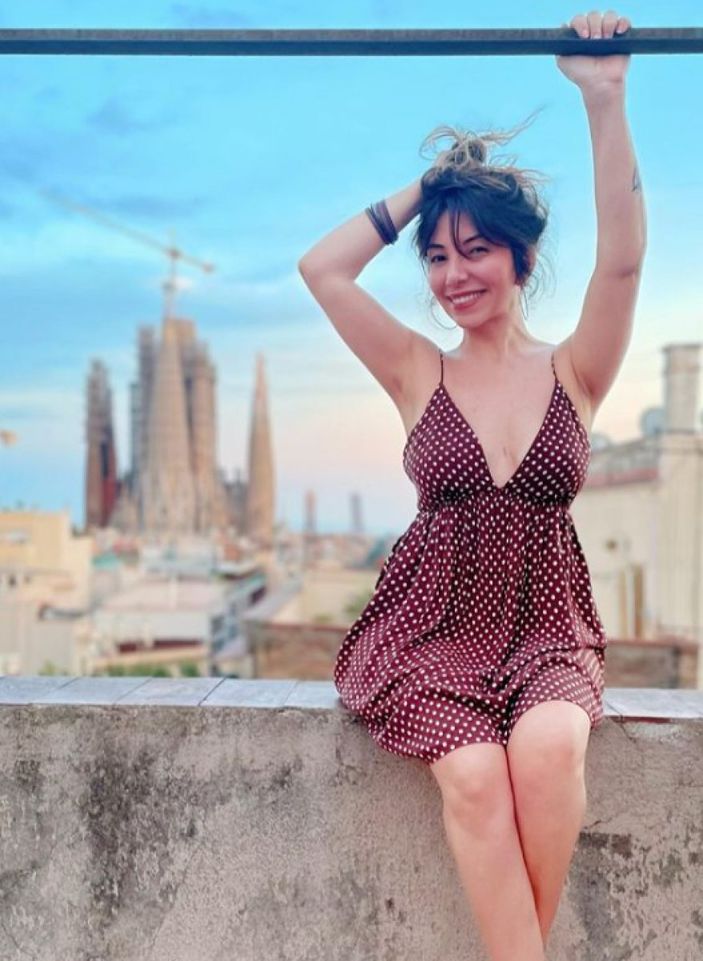 Güldür Güldür’ün Mehtap'ı mini elbisesiyle poz verdi! İlk yorum sevgilisinden...