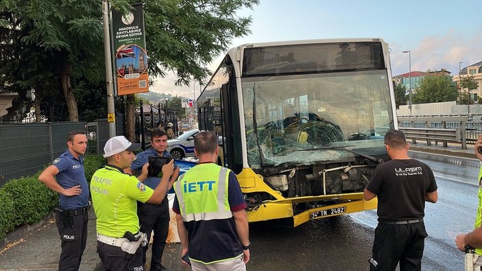 Üsküdar'da kaygan yolda kayan İETT otobüsü kaza yaptı