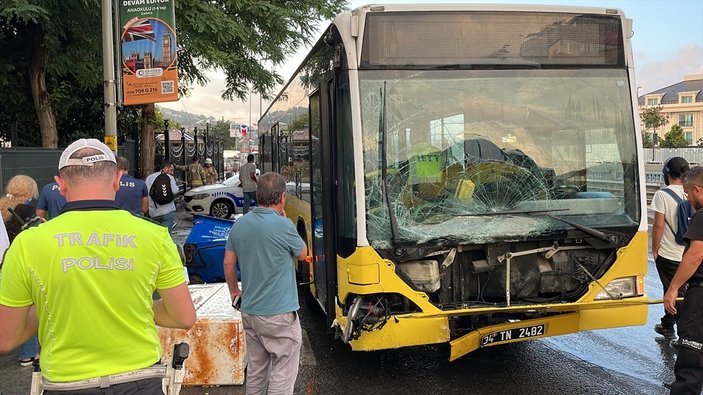 Üsküdar'da kaygan yolda kayan İETT otobüsü kaza yaptı