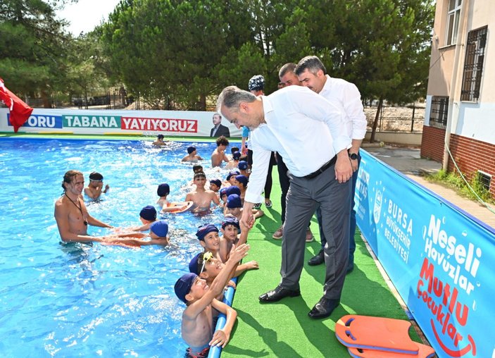Bursa'daki 5 okulda portatif yüzme havuzu eğlencesi