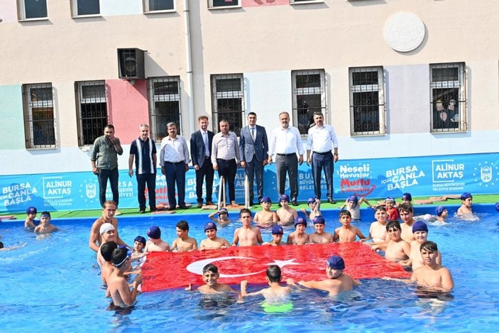 Bursa'daki 5 okulda portatif yüzme havuzu eğlencesi