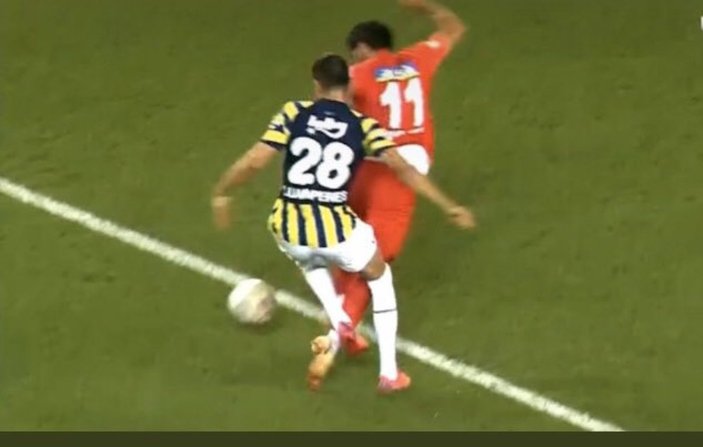 Fenerbahçelilerin isyan ettiği penaltı pozisyonu