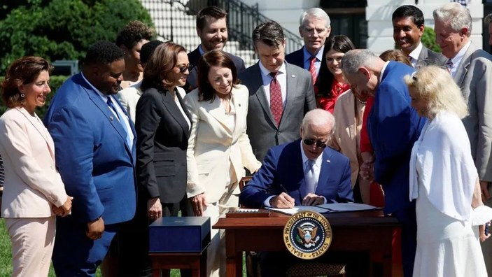 Biden, Çin'e kayan üretimin ABD'ye dönmesini teşvik için çip yasasını imzaladı