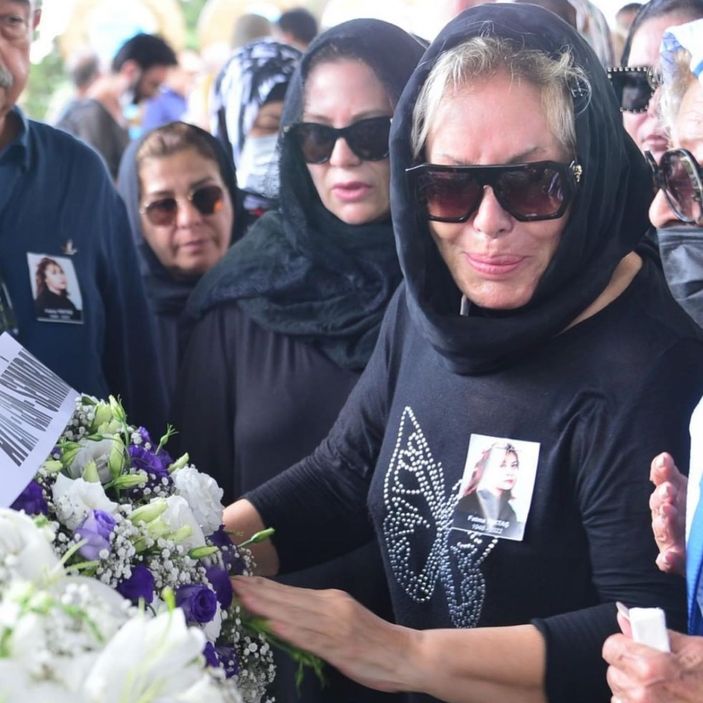 Emel Sayın, kardeşini son yolculuğuna uğurladı