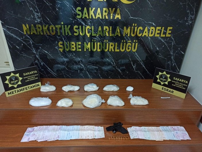 Sakarya’da, araç döşemelerinin altından uyuşturucu paketleri çıktı
