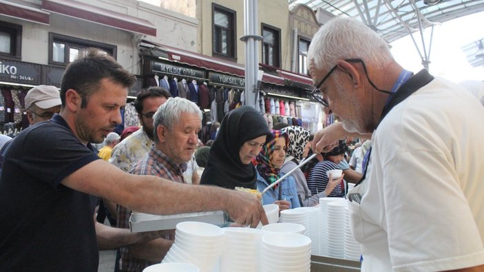 Bursa'nın tarihi Tuz Pazarı'nda gelenek devam ediyor