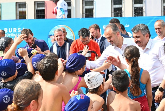 Bursa Büyükşehir Belediyesi'nin 'Neşeli Havuzlar Mutlu Çocuklar' projesi