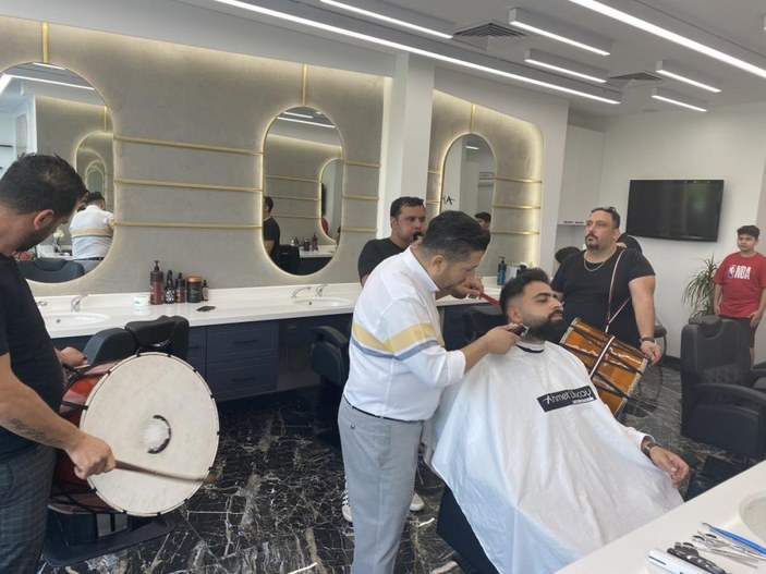 Adana'da tıraş olmaya gelen damatlar davul zurnayla karşılanıyor