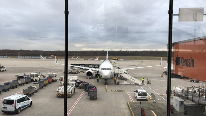 Almanya'da grev nedeniyle 36 uçuş iptal edildi