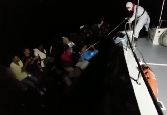 İzmir’de, 130 kaçak göçmen kurtarıldı