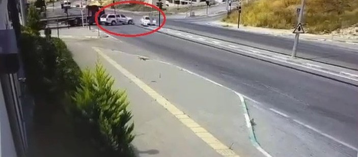 Bursa'da kırmızı ışığa uymayan sürücü kaza yaptı