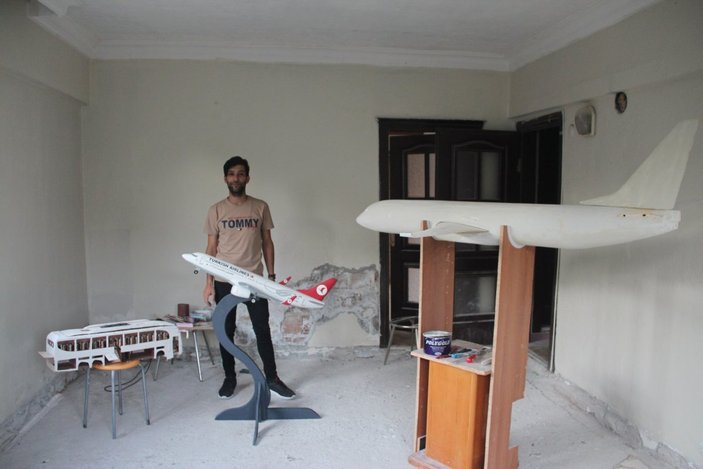 Amasya'da bir genç, evde yaptığı maket uçakları satıyor