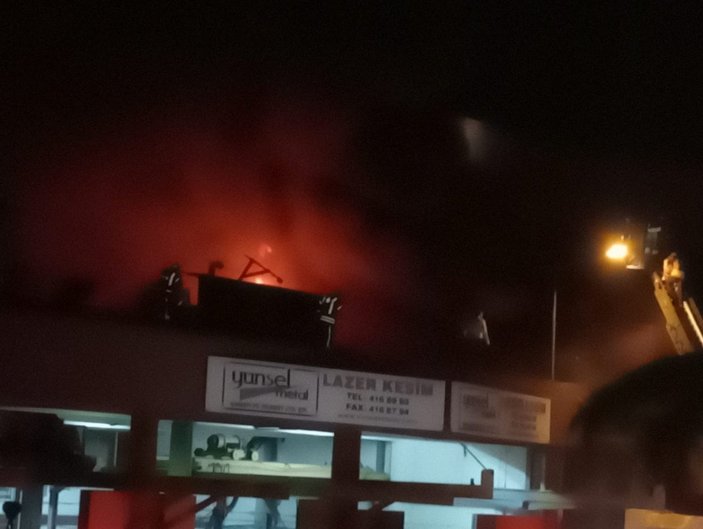 Zeytinburnu’nda sanayi sitesinde çıkan yangında patlamalar yaşandı