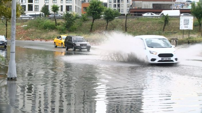 Esenyurt'ta yağmur nedeniyle rögar patladı, caddeler göle döndü