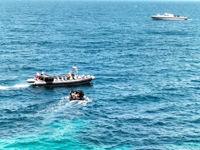 İzmir'de kıyıya vuran lastik botta 47 göçmen bulundu