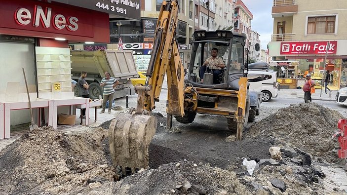 Bahçelievler'de su borusu patladı: Ev ve iş yerlerini su bastı