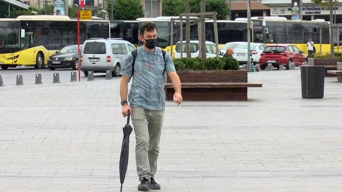 Turuncu kodlu İstanbul'da vatandaşlar şemsiyelerle dışarı çıktı