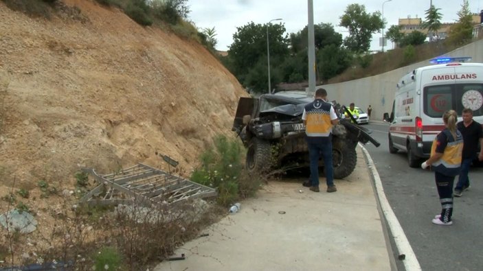 Arnavutköy’de bariyerleri aşan cip, tali yola uçtu