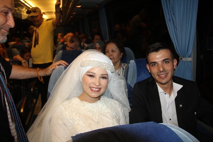 Manisa'da düğün yapamayan çift, gelinlik ve damatlıkla tura çıktı