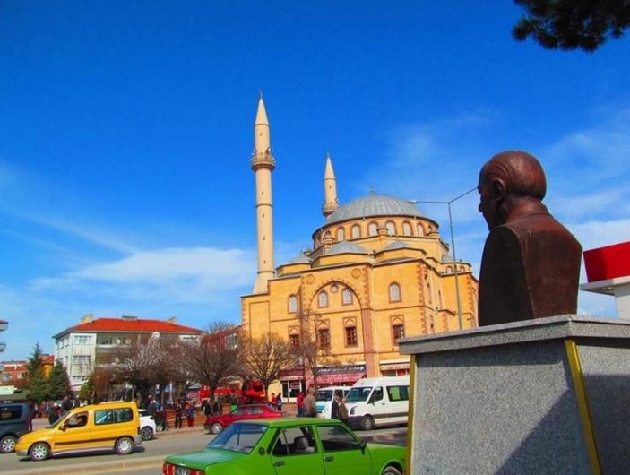 Kırşehir'de Neşet Ertaş'ın heykeline saldırı