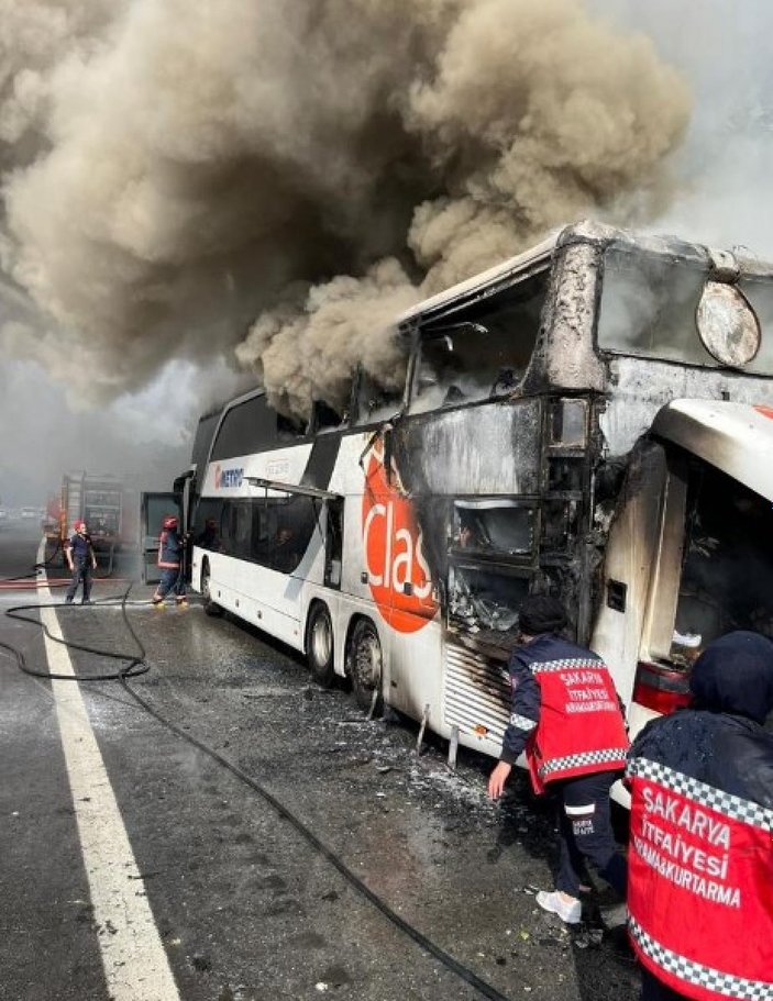 Sakarya'da içi yolcu dolu otobüs TEM'de alev alev yandı