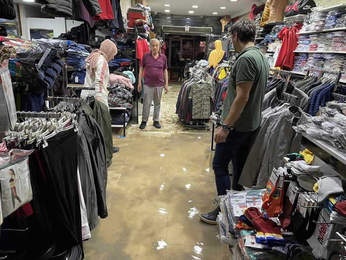 Artvin'de sağanak yağmur nedeniyle iş yerlerini su bastı