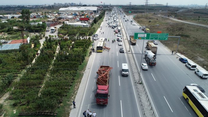 Arnavutköy'de can pazarı: Kamyondaki demirler İETT otobüsüne düştü
