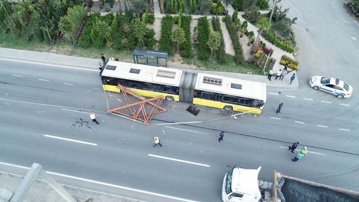 Arnavutköy'de can pazarı: Kamyondaki demirler İETT otobüsüne düştü