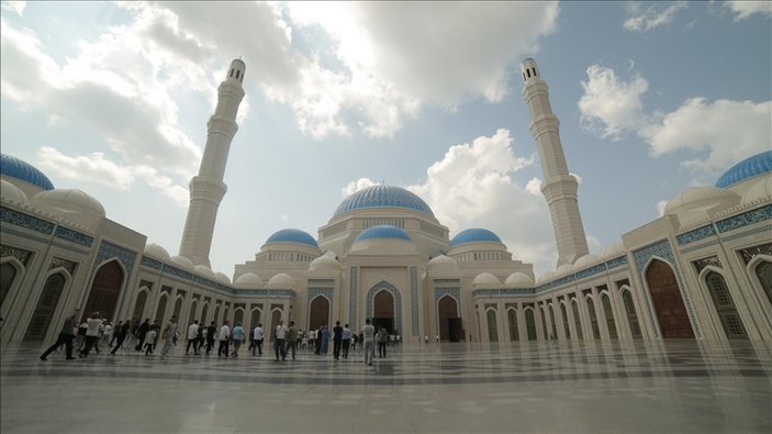 Kazakistan'da Orta Asya'nın en büyük camisi Büyük Nur Sultan Camii'si açıldı
