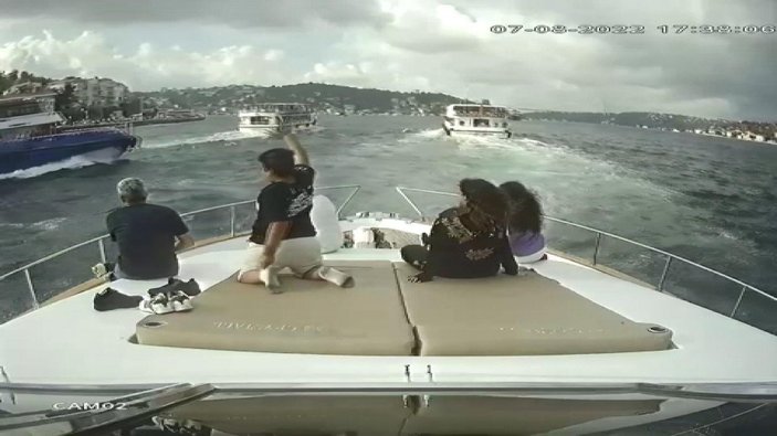 İstanbul Boğazı’nda drift atan yolcu teknesi tehlike yarattı