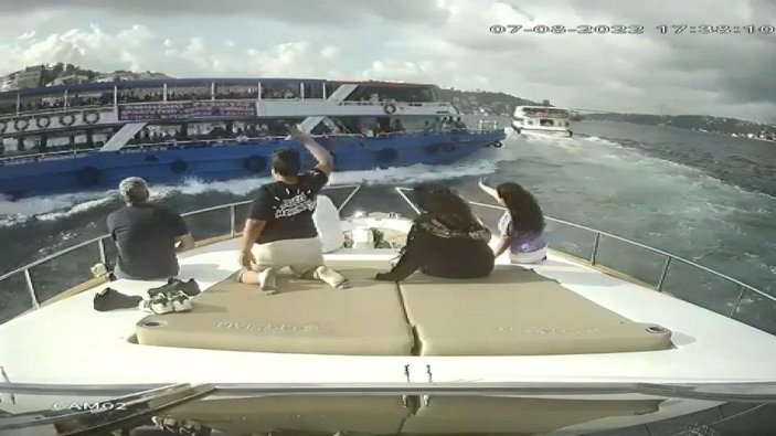 İstanbul Boğazı’nda drift atan yolcu teknesi tehlike yarattı