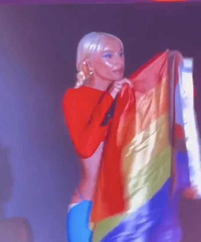 Gülşen, konserinde LGBT bayrağı açtı