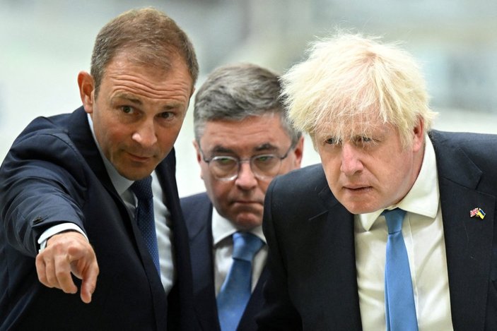 Boris Johnson, gazeteciliğe dönüş tekliflerini değerlendiriyor