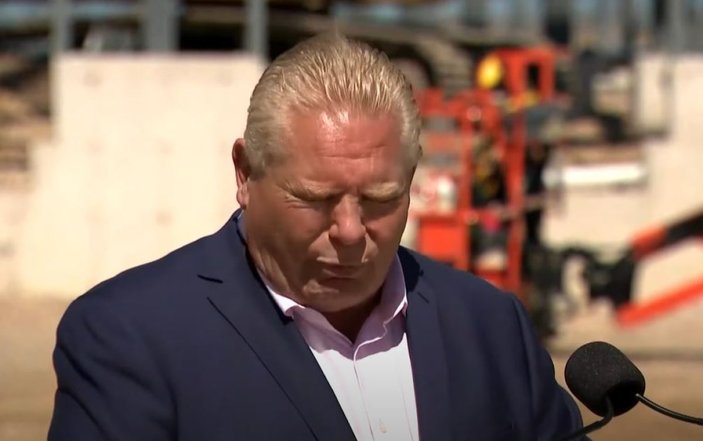 Ontario Başbakanı Ford, konuşurken ağzına giren arıyı çiğnedi