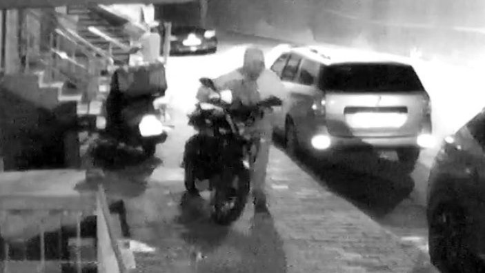 Gaziosmanpaşa’da, 1 dakikada kuryenin motosikletini çaldılar