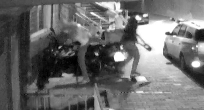 Gaziosmanpaşa’da, 1 dakikada kuryenin motosikletini çaldılar