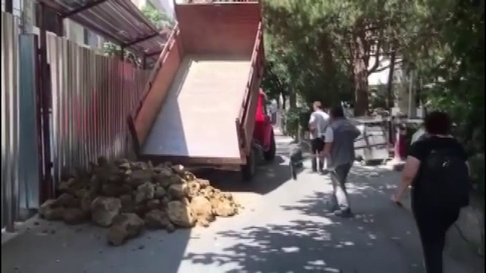 Kadıköy’de kiracılar çıkmayınca, apartman önüne moloz döktüler