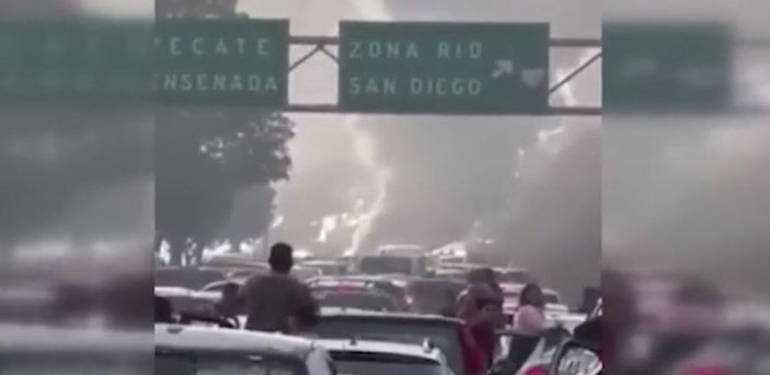 Meksika'da çok sayıda araç ateşe verildi