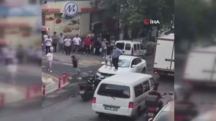 Kağıthane’de korku dolu anlar: Otomobiline taşla saldırdılar