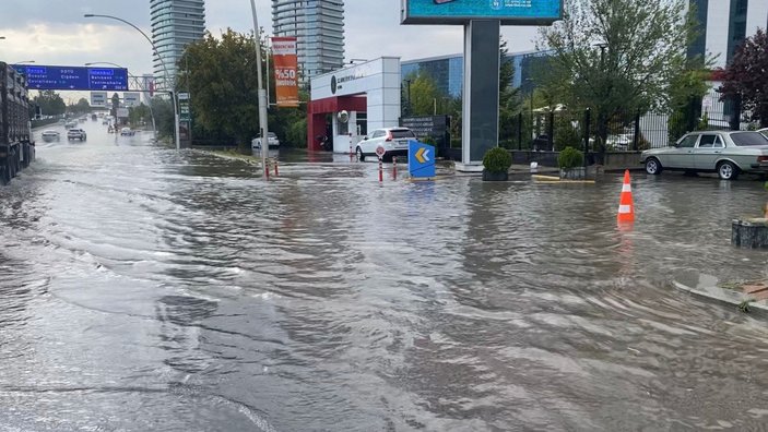 Ankara'da yağmur nedeniyle caddelerde su birikintileri oluştu