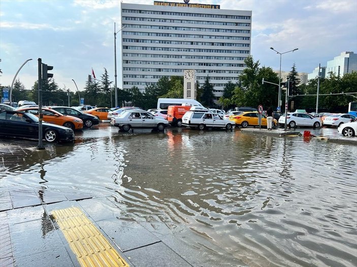 Ankara'da yağmur nedeniyle caddelerde su birikintileri oluştu