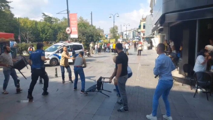 Kadıköy’de, sokak ortasındaki bıçaklı kavga kamerada