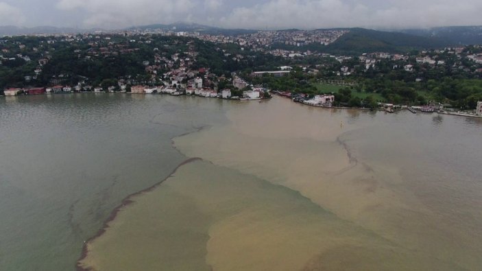 Sağanak yağış sonrası İstanbul Boğazı çamura bulandı