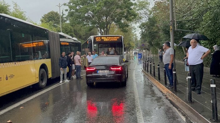 Üsküdar'da İETT otobüsü ile otomobil birbirlerine yol vermedi