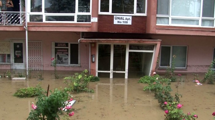 Sarıyer’de hastaneyi su bastı, hastalar tahliye edildi