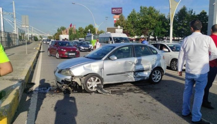 Kocaeli'de önündeki araca çarpmamak için ters şeride giren sürücü, kaza yaptı