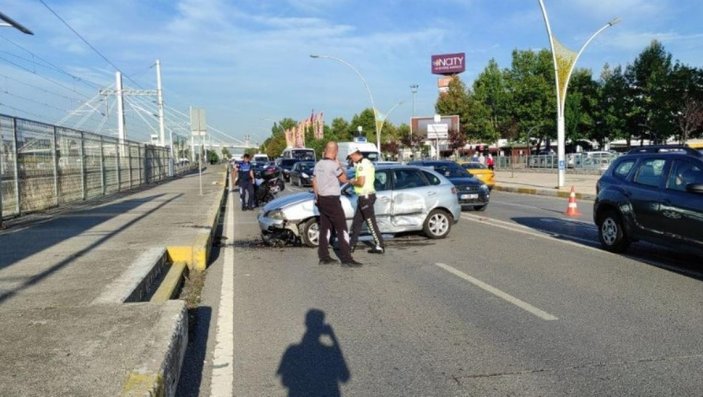 Kocaeli'de önündeki araca çarpmamak için ters şeride giren sürücü, kaza yaptı