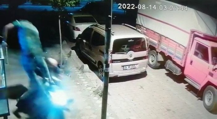 İstanbul'da kuryenin hırsıza uçarak müdahale ettiği o anlar