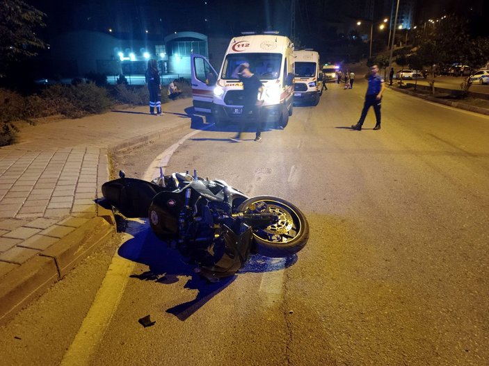Adana’da motosiklet virajı alamadı: 2 ölü