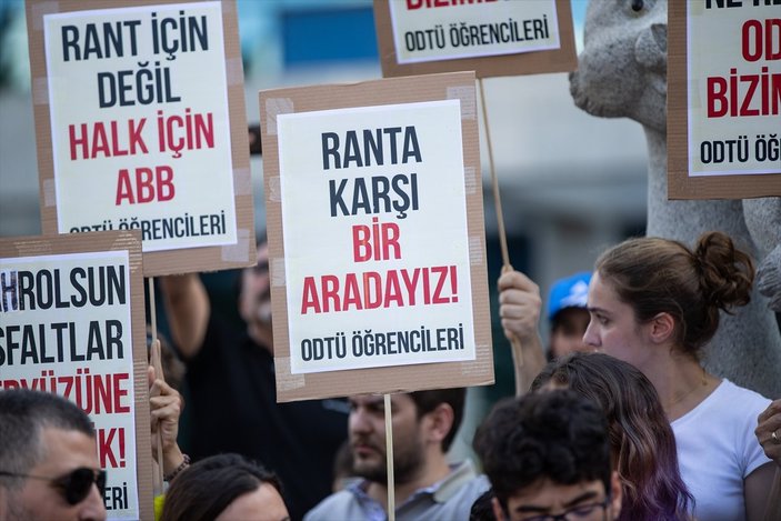 ODTÜ'lü öğrencilerden Ankara Büyükşehir Belediyesi önünde 'yol' protestosu